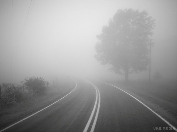 Українців попереджають про густий туман на дорогах. За інформацією Гідрометцентру, вночі та вранці по всій території країни, крім західних областей, буде густий туман, видимість 200-500 метрів.