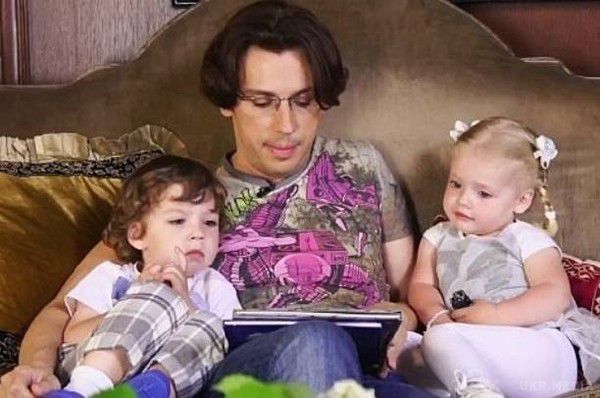 Дітей  Пугачової і Галкіна вже вдруге показали по телебаченню, однак тепер крупним планом. За словами телеглядачів, дівчинка більше схожий на Примадонну завдяки своїм світлим волоссю і блакитним очам. 