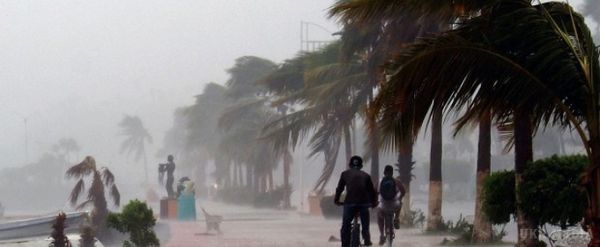 Ураган "Метью" досягне Гаїті. Гаїті готується до ураганної стихії "Метью", якій присвоєно четвертий рівень за силою вітрів, також очікуються повені і зсуви.