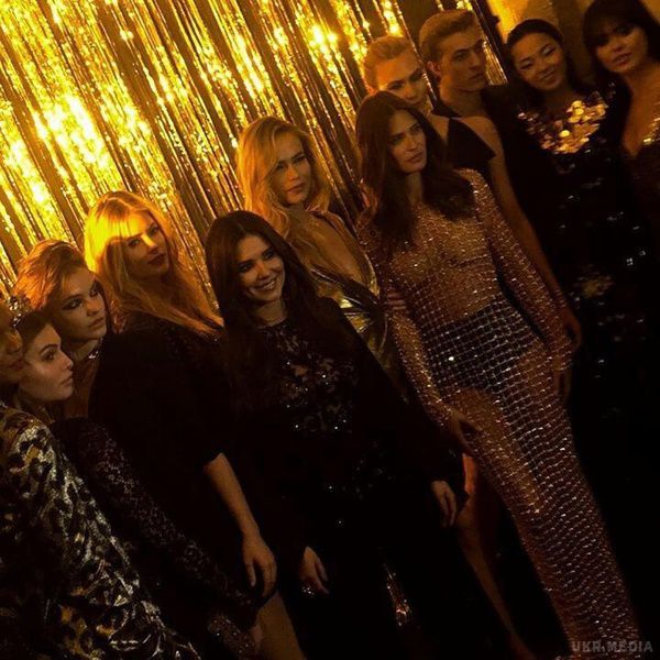 32-річна супермодель прийшла на вечірку в "голій" сукні-сітці (фото). В рамках Тижня моди в Парижі відбулася вечірка "Gold Obsession", організована косметичною маркою L'Oreal Paris.