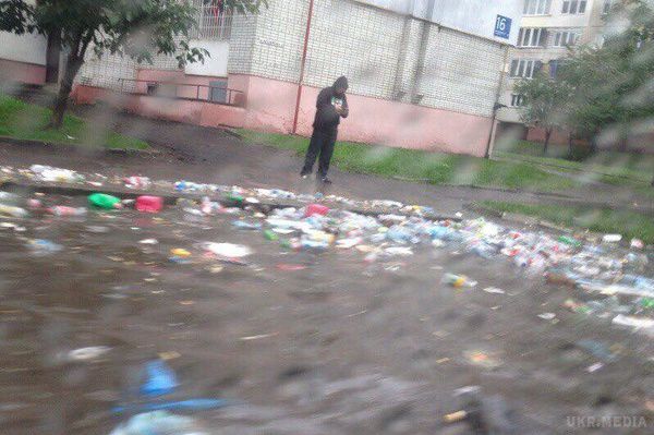 Після дощу Львів «потонув» у смітті (фото). З-за сильного дощу у Львові сміття «попливло» по дорогах і тротуарах.