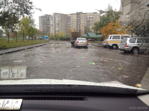 Після дощу Львів «потонув» у смітті (фото). З-за сильного дощу у Львові сміття «попливло» по дорогах і тротуарах.