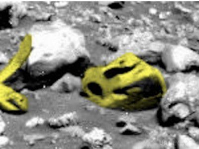 Уфолог: На Марсі знайдені тіла двох інопланетян. З камери спостереження робота NASA Spirit Rover, який знаходиться зараз на Марсі були зафіксовані останки інопланетян. Знімки швидко розлетілися по просторах інтернету, але деякі фахівці не поспішають стверджувати про автентичність фото.