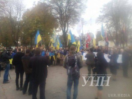 На Донбасі в  Волновасі мітингують, аби не опинитись у "сірій зоні". Волноваха залишиться без захисту і стане "сірою зоною", яка постійно буде знаходитися під обстрілом бойовиків.