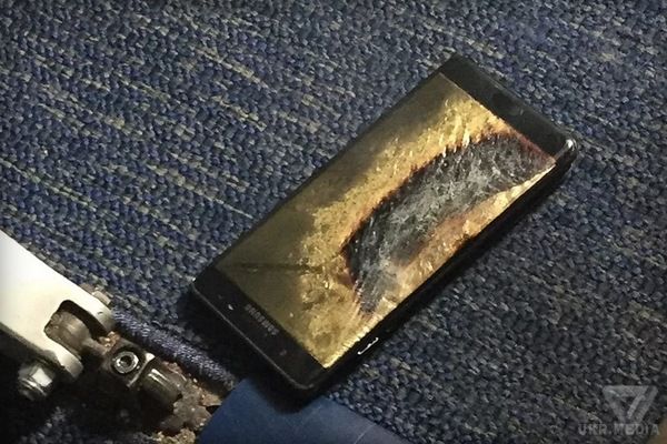 Замінений Samsung Galaxy Note 7 загорівся на борту літака в США. Смартфон пропалив дірку в підлоговому покритті літака.