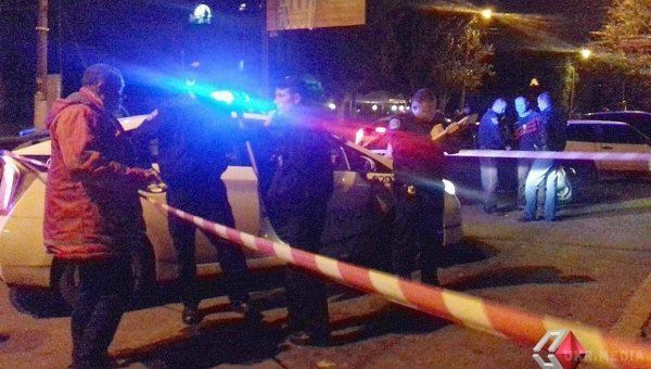 Відео з місця розстрілу поліцейських в Миколаєві. Стрілянина сталася в Миколаєві напередодні увечері, в результаті інциденту були поранені чотири людини, серед них двоє поліцейських, повідомляє прес-служба ГУ Нацполіції в Миколаївській області.