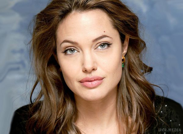 Через розлучення Анджеліна Джолі на межі нервового зриву. Популярна голлівудська актриса Анджеліна Джолі перебуває на межі нервового зриву через розлучення з Бредом Піттом.