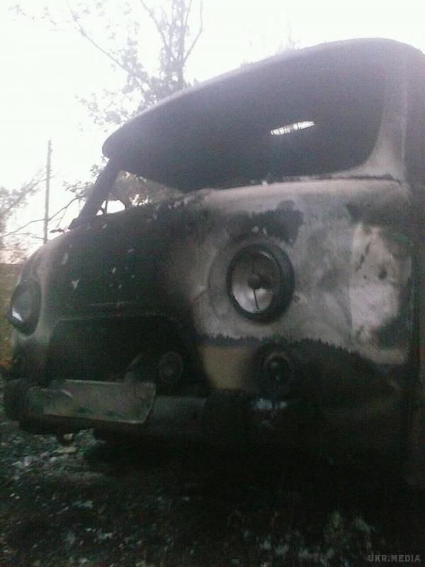 Бойовики "ДНР" обстріляли і спалили машину швидкої допомоги ЗСУ (фото). Внаслідок обстрілів медики зі спаленого авто не постраждали, але їх життям загрожувала смертельна небезпека.