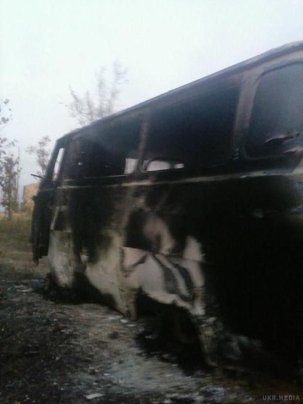 Бойовики "ДНР" обстріляли і спалили машину швидкої допомоги ЗСУ (фото). Внаслідок обстрілів медики зі спаленого авто не постраждали, але їх життям загрожувала смертельна небезпека.