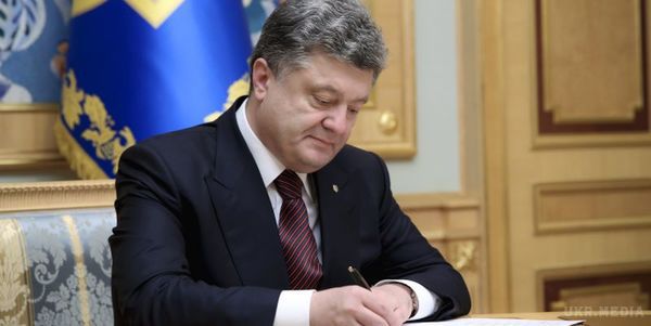 Порошенко заснував нове свято, яке буде відзначатися в листопаді. Петро Порошенко підписав указ про відзначення в 2016 році Дня гідності і свободи.