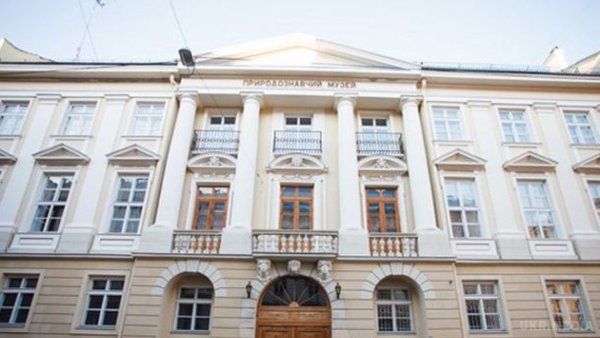 У Львові Державний природознавчий музей досі працює на УРСР(фото).  Це випливає з інформації, розміщеній на квитках до музею.