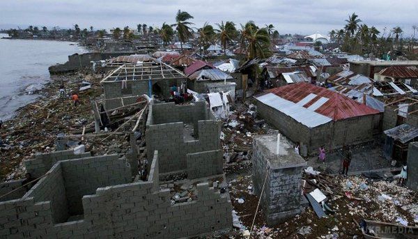 Жертвами урагану "Метью" стали понад 800 осіб. З-за урагану "Метью" без притулку на Гаїті залишилися десятки тисяч людей.