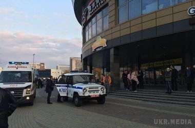 У центрі Мінська невідомі з бензопилою і сокирою напали на відвідувачів ТЦ. Двоє чоловіків з бензопилою і сокирою напали на відвідувачів торгового центру " Європа " в центрі Мінська .
