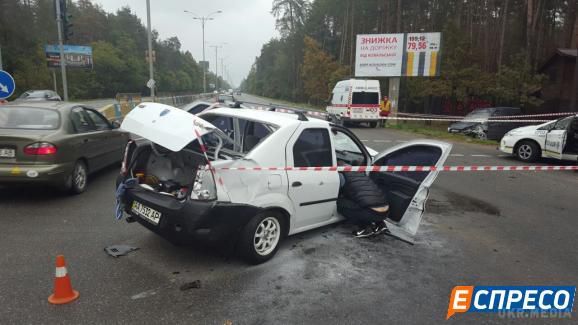 В Києві сталося ДТП, автомобіль двічі перекинувся. В результаті ДТП в Києві, іномарка двічі перекинувся і загорівся.