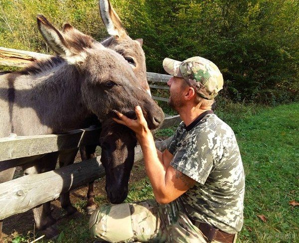Як відпочивають українські політики (фото). Юрій Луценко обожнює "тихе полювання", Пашинський полюбляє ловити рибу, а Ляшко збирає власний врожай