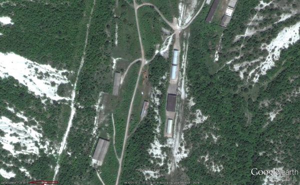 Виявлено місце зберігання захопленого російськими окупантами в Криму українського озброєння (фото). Українські патріоти з окупованого Криму передали свіжі фотографії військових складів, зроблені в околицях Качинського каньйону (Бахчисарайський район). На знімках зафіксовано велике скупчення різного роду озброєння і техніки.