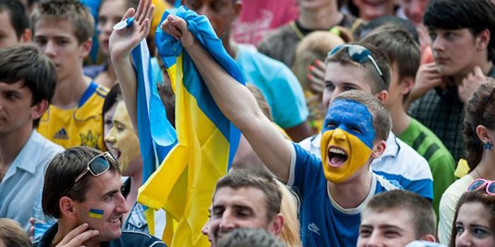 Збірна України одягне виїзну форму на "домашній" матч з Косово. ФОТО. Підопічні Андрія Шевченка гратимуть у синьому, тоді як дебютанти турніру косовари вибрали собі жовту форму.