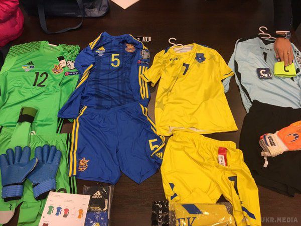 Збірна України одягне виїзну форму на "домашній" матч з Косово. ФОТО. Підопічні Андрія Шевченка гратимуть у синьому, тоді як дебютанти турніру косовари вибрали собі жовту форму.
