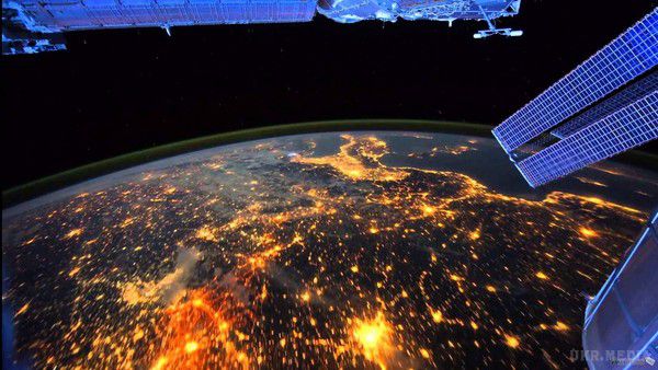 NASA опублікувало незвичайні фото нічної Землі (фото). Члени екіпажу МКС зробили вражаючі знімки нічної Землі. Вони опублікували фото руху станції над планетою. Відповідні кадри опубліковані на офіційному сайті NASA.