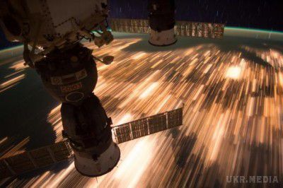NASA опублікувало незвичайні фото нічної Землі (фото). Члени екіпажу МКС зробили вражаючі знімки нічної Землі. Вони опублікували фото руху станції над планетою. Відповідні кадри опубліковані на офіційному сайті NASA.