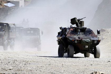 Під час вибуху замінованого автомобіля на південному сході Туреччини загинули 18 чоловік. Невелика вантажівка, в якому знаходилося близько п'яти тонн вибухівки, проігнорував наказ зупинитися і увірвалася на територію КПП