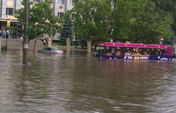 Затопленими вулицями Одеси плавав катер (відео). В Одесі через сильний дощ затоплені водою вулиці перетворилися на «ріки».