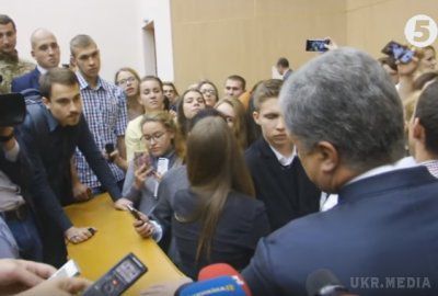 Студент Коля, що поставив Порошенку питання про АТО, виявився ватним провокатором Кремля. Таємниця розгадана. Студентом, який задав дурні питання Президенту, виявився ватний провокатор Шарія. В той час, коли його шукають всі українські журналісти, Коля дав інтерв'ю кремлівському блогеру Анатолію Шарію - відомому своєю антиукраїнською позицією.