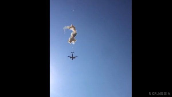Український броньовик розбився під час десантування з літака. У мережі з'явилося відео з невдалим десантуванням української військової техніки з військово-транспортного літака Іл-76.