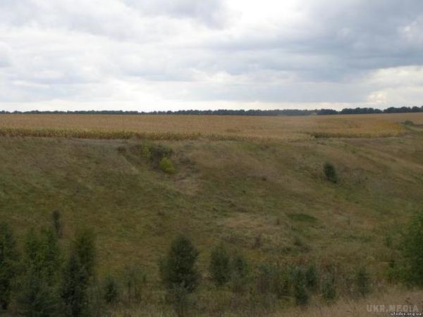 На Сумщині виявили нову аномальну територію (фото). В рамках шкільних експедицій "Ромни - Космопошук" (м. Суми) в сезоні 2016 року юні дослідники виявили на Сумщині нову територію з аномальними властивостями.