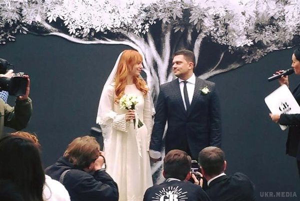 Світлана Тарабарова вийшла заміж (фото). Про те, що до Світлани посватався її директор Олексій, було відомо ще в кінці літа, коли вона оголосила про свої заручини, презентувавши всьому світі пісню "Я кажу так", в якому всім похвалилася красивим колечком.