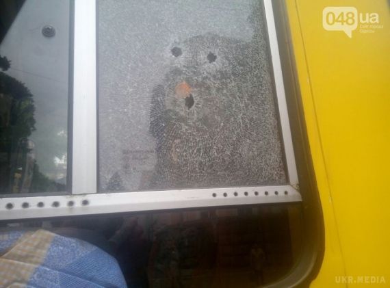 Чоловік розстріляв маршрутку із пасажирами. 11 жовтня близько одинадцятої години ранку у центрі Одеси, на розі вул. Катерининська та Єврейська, біля обласного управління СБУ чоловік із пістолета для гумових куль обстріляв маршрутку №185.