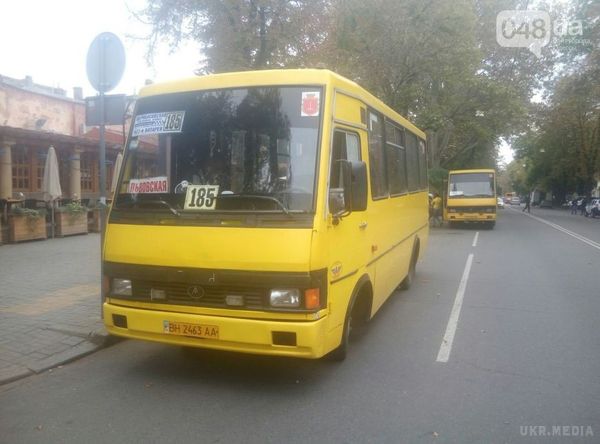 Чоловік розстріляв маршрутку із пасажирами. 11 жовтня близько одинадцятої години ранку у центрі Одеси, на розі вул. Катерининська та Єврейська, біля обласного управління СБУ чоловік із пістолета для гумових куль обстріляв маршрутку №185.