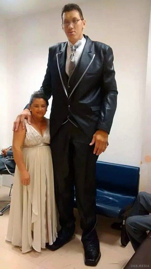 Найвищий чоловік на планеті не може мати дітей. Найвищий чоловік планети, зріст якого становить 234 сантиметри, є безплідним. Своєю трагедією він поділився зі ЗМІ.