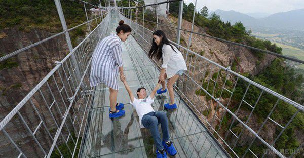 Як туристи гуляють по скляному мосту в Китаї - полоскотати нерви. Хто гуляє, а хто і переповзає. 