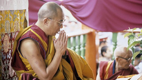 Далай-лама: беріть на себе відповідальність за все людство. Далай-лама XIV почав в Ризі дводенні духовні навчання для своїх послідовників і цікавиться буддизмом з призову до кожного "брати на себе відповідальність за все людство", розвивати співчуття і любов незалежно від релігійної належності та особистих уподобань.
