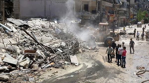 Російська авіація знову скинула на Алеппо протибункерні бомби. Російська авіація відновила удари по житлових кварталах на сході Алеппо, що знаходиться під контролем сирійської опозиції.