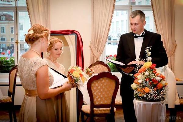 «Поки смерть не розлучить нас»: естонка вийшла заміж за саму себе (фото). Кілька днів тому мандрівниця і езотерик з Естонії Крістал Ра Лаксми вийшла заміж за саму себе.
