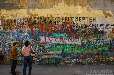 Стіну Віктора Цоя в Москві візуально розділять на дві частини. Стіну на Арбаті в Москві, яка присвячена легендарному радянському музиканту Віктору Цою, буде візуально розділена на дві частини. На одній з них залишаться написи шанувальників музиканта, а на другий буде зображено графіті з його портретом.