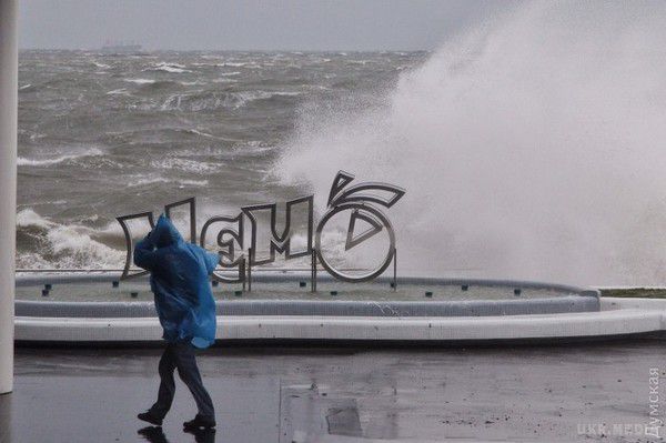 В Україні вирує негода(фото). Опівдні в Одесі відновився сильний дощ та буревій, а на узбережжя накочуються морські хвилі висотою до двох метрів