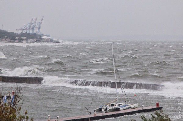 В Україні вирує негода(фото). Опівдні в Одесі відновився сильний дощ та буревій, а на узбережжя накочуються морські хвилі висотою до двох метрів