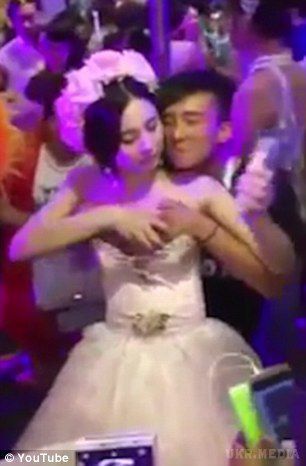 Мережу обурив весільний китайський звичай: гості мацають груди нареченої за гроші (фото, відео). При цьому дівчину, здається , такий хід подій абсолютно не бентежить — вона посміхається і явно у доброму гуморі.