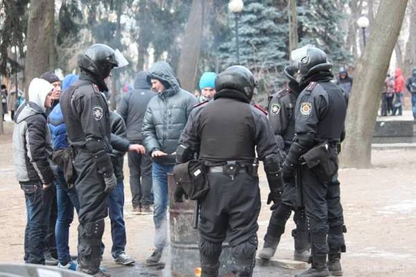 Яценюк розповів  як діяли "тітушки" проти "майданівців". Міліція, керуючись наказами колишньої влади часів екс-президента Віктора Януковича, "натравлювала" тітушок на активістів Євромайдану. 
