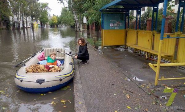 Одесити вже плавають до магазинів на човнах (фото). Після вчорашнього шторму в Одесі деякі вулиці залишаються затопленими.