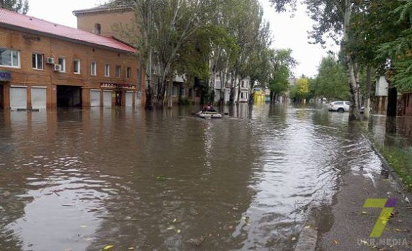 Одесити вже плавають до магазинів на човнах (фото). Після вчорашнього шторму в Одесі деякі вулиці залишаються затопленими.