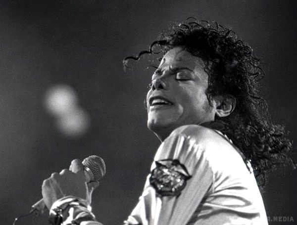 Покійний король поп-музики Майкл Джексон знову очолив список найбагатших зіркових небіжчиків. Співак, який помер у 2009-му році, заробив за рік 825 мільйонів доларів, що є рекордом не лише серед мертвих артистів, а й серед живих.