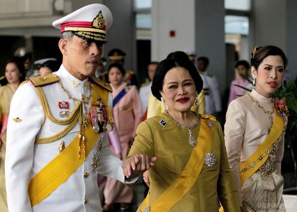Новим королем Таїланду стане любитель жінок, пуделів і татуювань (фото). Після смерті 88-річного Пхумипона Адульядета новим королем Таїланду повинен стати його єдиний син Махи Вачиралонгкорна.