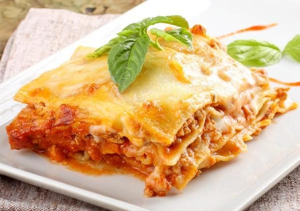 Лазанья з фаршем і соусом бешамель