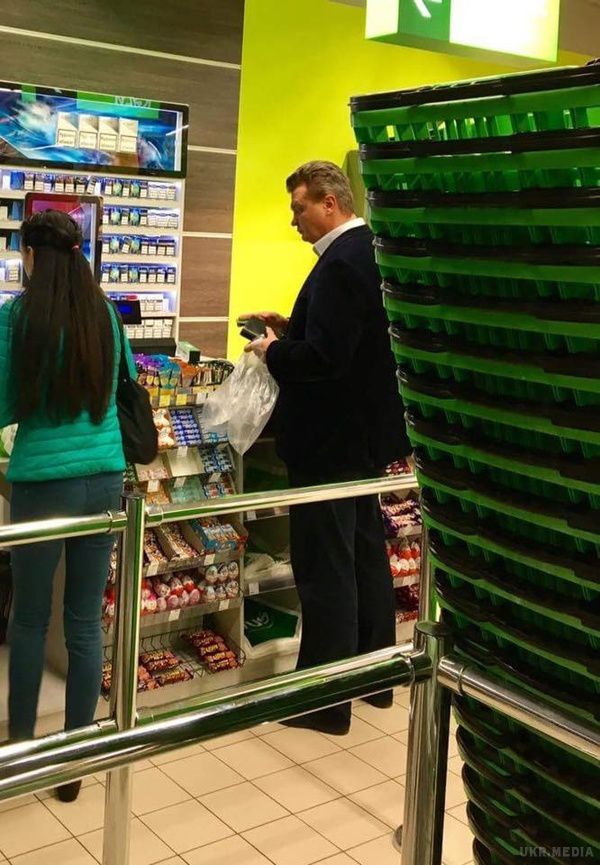 З Ростова в київській супермаркет приїхав "Янукович" (фото). В київському супермаркеті помітили копію екс-президента України Віктора Януковича.