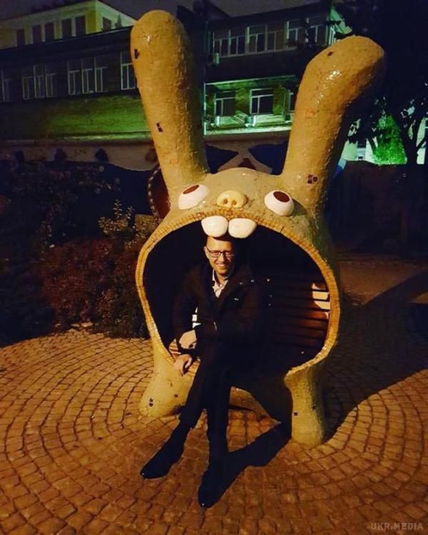 Яценюк насмішив соцмережі своєю фотографією з кроликом. (фотофакт). Екс-прем'єр виклав фото, на якому сидить на лавочці, зробленій у формі великого рудого вухатого кролика з двома випираючими передніми зубами.
