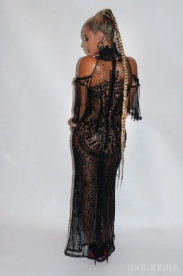Відома американська співачка Бейонсе продемонструвала шанувальникам витонченість форм.  Бейонсе на своїй сторінці в Instagram опублікувала знімок, на якому дівчина стоїть в прозорій чорній сукні.